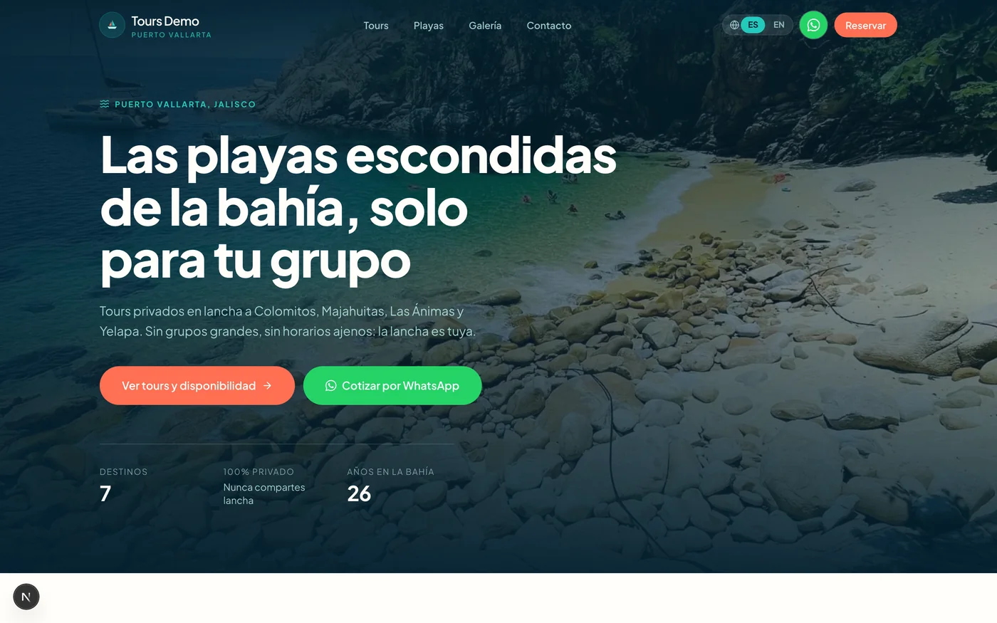 Portada del sitio de tours: foto de la bahía, selector de idioma, botón de reservar y cotización por WhatsApp.